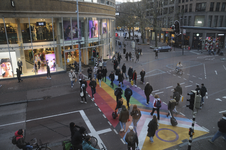 909328 Gezicht op het regenboog-zebrapad (LHBTIQ+-pad) op de oversteekplaats voor voetgangers in de Lange Viestraat te ...